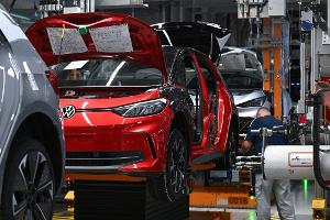 Die EU-Kommission will die Autoindustrie auch mit Bürokratieabbau entlasten. (Symbolbild)