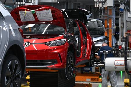 Die EU-Kommission will die Autoindustrie auch mit Bürokratieabbau entlasten. (Symbolbild)