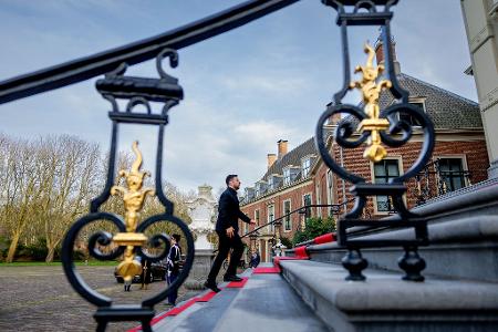 Selenskyj schreitet die königlichen Treppen hoch