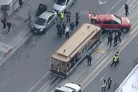 Ein Rettungsfahrzeug steht vor einem Cable Car in San Francisco. 