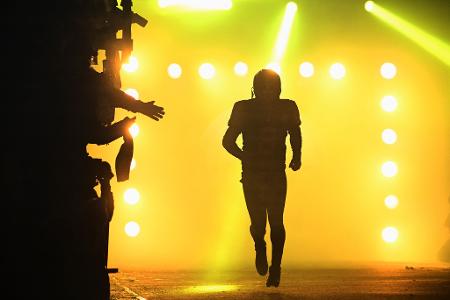 Quarterback Aaron Rodgers kommt in Pittsburgh auf das Spielfeld.