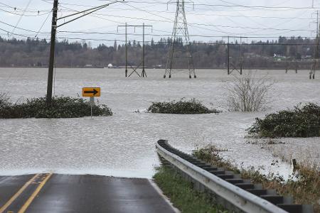 In Snohomish, im Bundesstaat Washington, steht eine Straße unter Wasser.