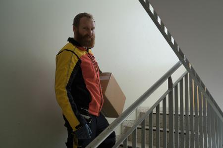 Das viele Treppensteigen ist für Paketboten anstrengend. 