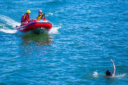 Die DLRG-Lebensretter gehen im laufenden Jahr von weniger Badetoten aus als noch 2024. (Archivbild)
