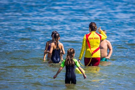 Die Zahl der Badetoten dürfte laut DLRG 2025 bei deutlich unter 400 liegen. (Archivbild)