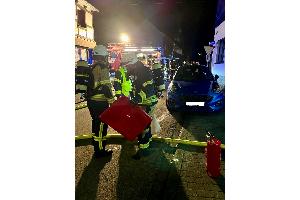 Unter Atemschutz ging ein Trupp zur Brandbekämpfung vor