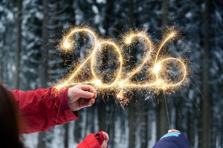 Die Zahl 2026 wird mit Hilfe von Wunderkerzen in die Luft geschrieben.