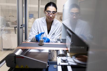 Noch sind die Stückzahlen bescheiden: Nur einige Hundert Batteriezellen pro Tag verlassen anfangs das Werk.