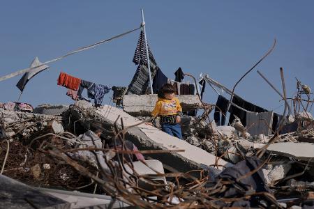 Zwischen Ruinen: Palästinensisches Kind in Gaza-Stadt