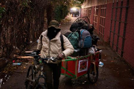 Räumung bei Barcelona: Polizei geht gegen illegale Migrantenunterkunft vor