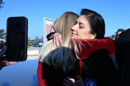 Wirtschaftsministerin Reiche umarmt eine Überlebende des 7. Oktober.