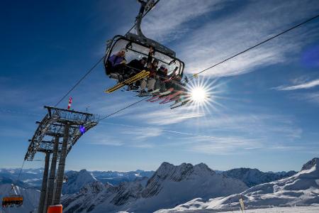 An der Zugspitze eröffnete das Skigebiet im November. Die Hauptsaison dort und vielen anderen alpinen Skigebieten beginnt an diesem Wochenende. (Archiv)