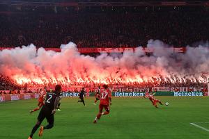 Pyrotechnik: UEFA verhängt Teilausschluss von Bayern-Fans