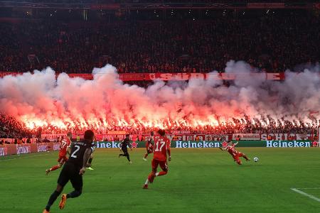 Pyrotechnik: UEFA verhängt Teilausschluss von Bayern-Fans