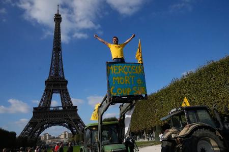 Bauern-Protest am Eiffelturm - Landwirte in Frankreich befürchten, mit den Agrarpreisen der Konkurrenz aus Südamerika nicht mithalten zu können. (Archivbild)
