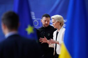 Hoffen auf eine Einigung der Staats- und Regierungschefs: Die Präsidentin der Europäischen Kommission, Ursula von der Leyen und der ukrainische Präsident Wolodymyr Selenskyj. (Archivbild)