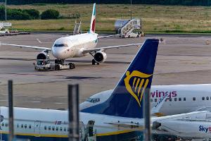 Eurowings und Ryanair bieten Direktflüge von deutschen Flughäfen an. 