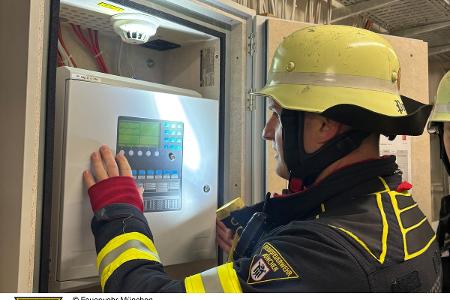 Schwelbrand an einer Brandmeldeanlage.