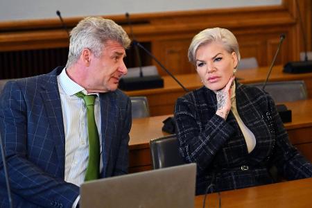 Melanie Müller bestreitet, den Hitlergruß gezeigt zu haben.