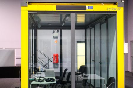 Der Platz des Angeklagten im Verhandlungssaal blieb leer. 