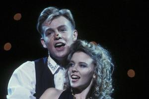 Jason Donovan über Ex Kylie Minogue: So sehr leidet seine Ehefrau