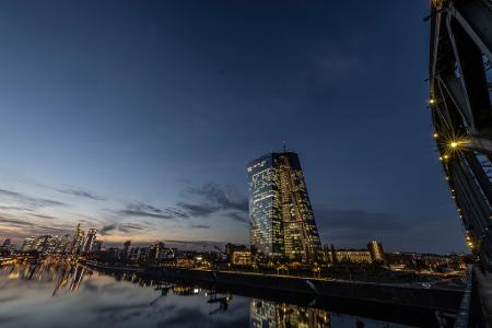 Die Europäische Zentralbank (EZB) bleibt in Sachen Zinsen in Lauerstellung. (Archivbild)