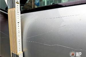 Der Mercedes wurde auf der Fahrerseite mutwillig zerkratzt.