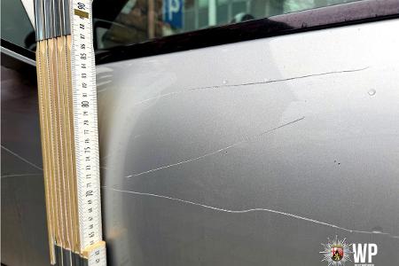 Der Mercedes wurde auf der Fahrerseite mutwillig zerkratzt.
