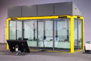 Blick auf den leeren Glaskasten im Gerichtssaal des temporären Gerichtsgebäudes vom Landgericht Magdeburg, in dem normalerweise der Todesfahrer vom Magdeburger Weihnachtsmarkt sitzt.