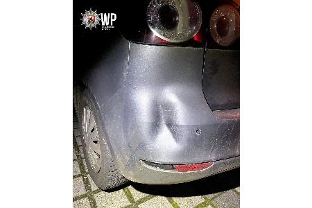 Der VW Golf Plus wurde vermutlich von einem anderen Fahrzeug gerammt. Zurück blieb eine Delle in der Heckstoßstange. Der Verantwortliche flüchtete.