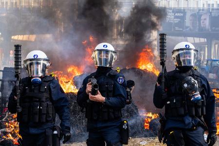 Die Polizei versucht, Demonstranten während einer Demonstration europäischer Landwirte in der Nähe des Europäischen Parlaments in Brüssel zu vertreiben.