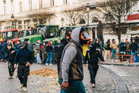 Maskierte Demonstranten stoßen mit der Polizei zusammen.