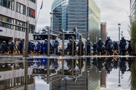 Polizisten schützen den in Brüssel tagenden EU-Gipfel. 