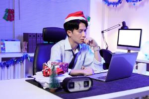 Trotz Weihnachtsurlaub: Viele Menschen bleiben für den Chef erreichbar