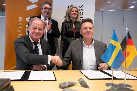 Handschlag in Berlin: Viscaria-Chef Olsson (l) und Aurubis-Produktionsvorstand Kurth. Der schwedische Kupferminenkonzern liefert den Rohstoff künftig an den deutschen Produzenten. 