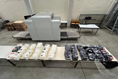 Hauptzollamt Augsburg - Sicherstellung von 600 Mützen diverser Marken