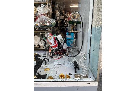 Schaufenster eingeworfen