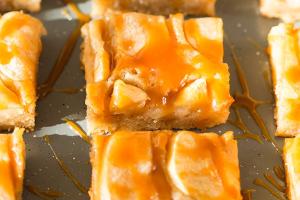 Weihnachtliche Apfel-Blondies mit Karamellüberzug