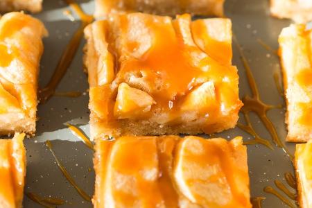Weihnachtliche Apfel-Blondies mit Karamellüberzug