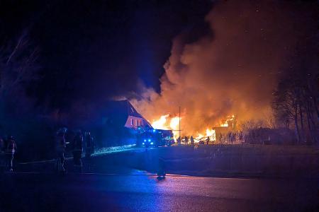 Wirtschaftsgebäude in Brand