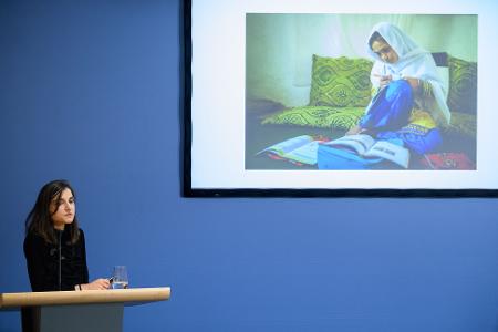 Das Gewinnerbild dieses Jahres stammt von der französischen Fotojournalistin Elise Blanchard, wie das Kinderhilfswerk der Vereinten Nationen mitteilte. Es stellt ein zehnjähriges Mädchen aus Afghanistan dar.