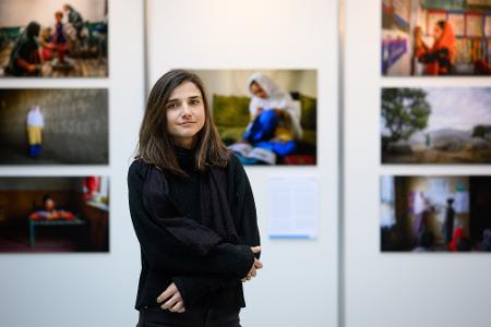 Fotojournalistin Elise Blanchard steht vor den prämierten Bildern.