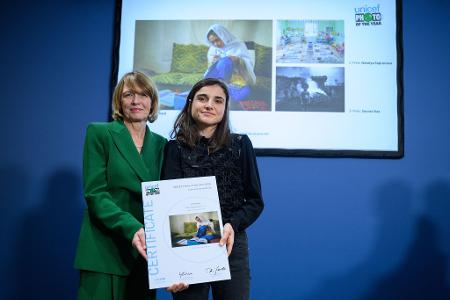 First Lady Elke Büdenbender steht hier zusammen mit der Gewinnerin Elise Blanchard vor dem prämierten Foto.