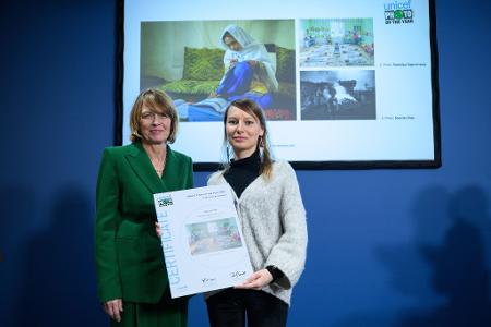 Elke Büdenbender, die auch Schirmherrin von Uncef ist, übergibt der Zweitplatzierten Natalya Saprunova ihre Urkunde.