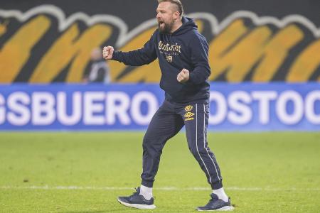 Mit S04-Tattoo: Eintracht-Coach freut sich 