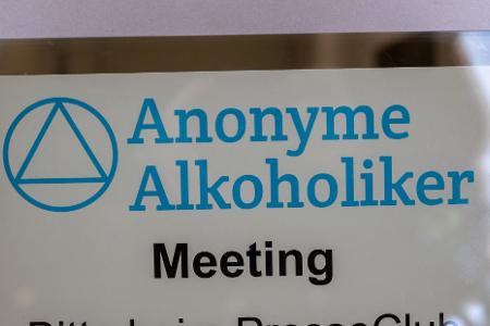 Die Anonymen Alkoholiker wollen auch an den Feiertagen eine Anlaufstelle für Hilfesuchende sein. (Illustration)