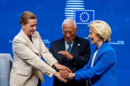 Feiern den Kompromiss: Dänemarks Regierungschefin Mette Frederiksen, EU-Ratspräsident António Costa und Kommissionschefin Ursula von der Leyen.