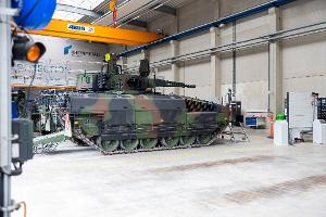 Ein Puma-Schützenpanzer in einer Halle des Rheinmetall-Werks im niedersächsischen Unterlüß.