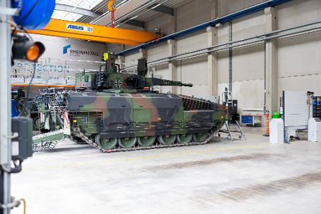 Ein Puma-Schützenpanzer in einer Halle des Rheinmetall-Werks im niedersächsischen Unterlüß.
