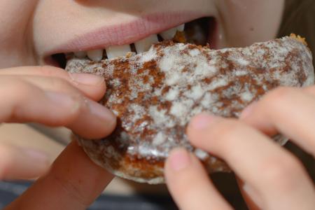 Eine neue Umfrage zeigt, wo besonders oft genascht wird.